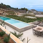 Domaine Collection הרסוניסוס